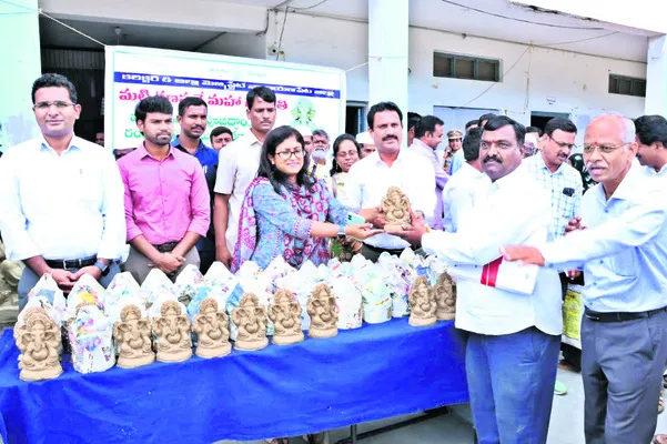 మట్టి గణపతులను పూజిద్దాం