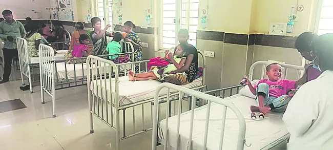 వైద్యుల పర్యవేక్షణలో చిన్నారులు