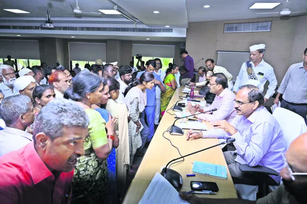 ప్రజావాణికి 102 ఫిర్యాదులు