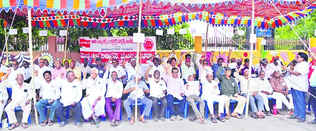 పెన్షన్ సవరణ క్లాజ్ రద్దు చేయండి