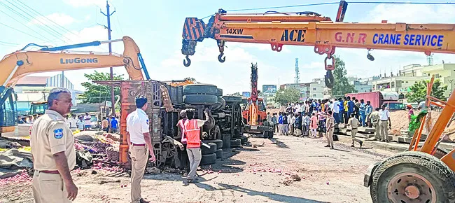 డివైడర్ను ఢీకొట్టి బోల్తాపడిన లారీ