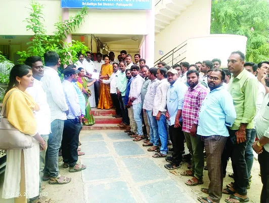 కార్యదర్శులకు పని ఒత్తిడి తగ్గించండి