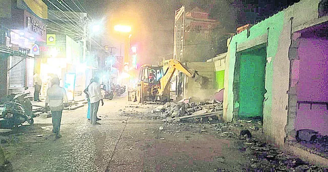 అర్ధరాత్రి దుకాణాల కూల్చివేత