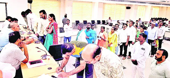 అర్జీలు అందుకోండి.. పరిష్కారం చూపండి