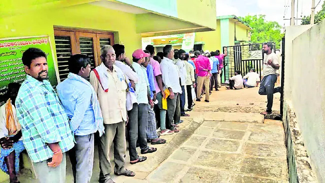 యూరియా కోసం తిప్పలు