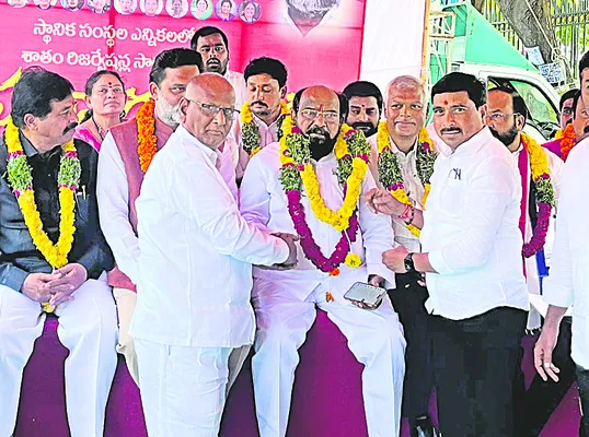 సత్యాగ్రహ దీక్షలో బీసీ నేతలు