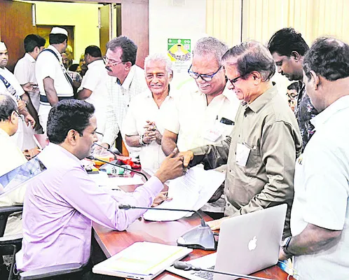అర్జీలు పునరావృతమైతే అధికారులదే బాధ్యత