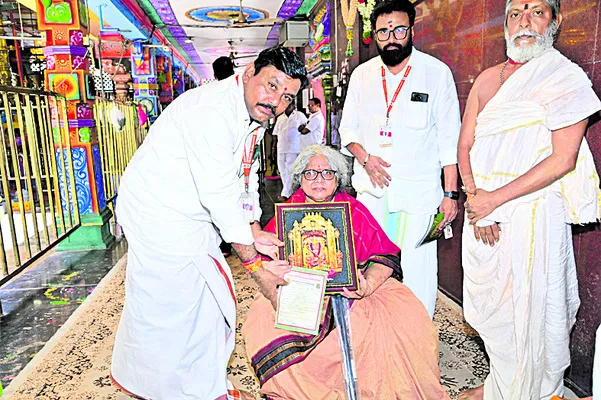 దుర్గమ్మకు విరాళాల సమర్పణ