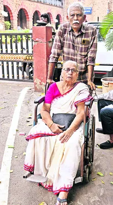 తప్పుడు పత్రాలతో భూ కబ్జా 