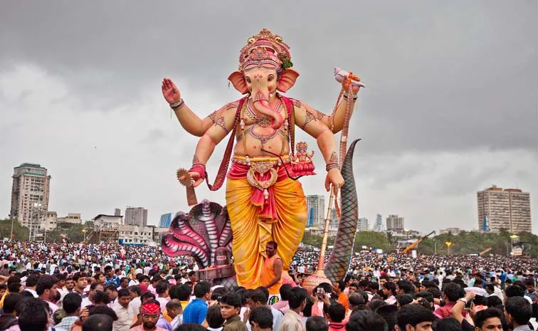 గణేశ్‌ చతుర్థి బహిరంగ వేడుకలు అలా మొదలయ్యాయి..!
