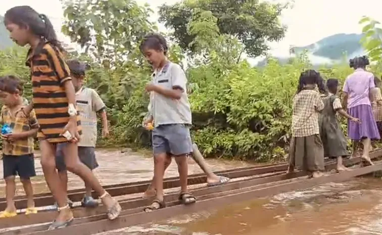 స్తంభాలే వంతెన.. 