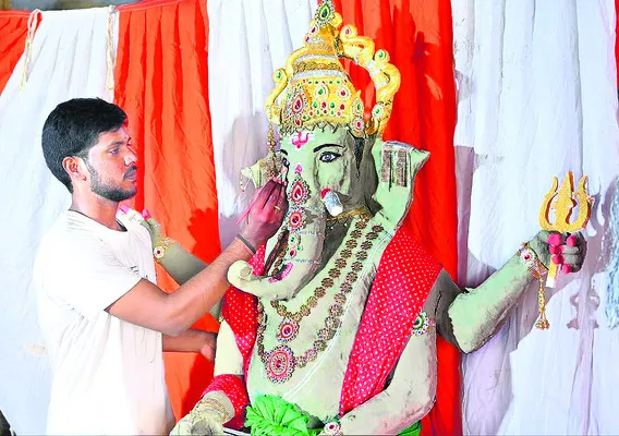 పదేళ్లుగా మట్టి విగ్రహం తయారీ..