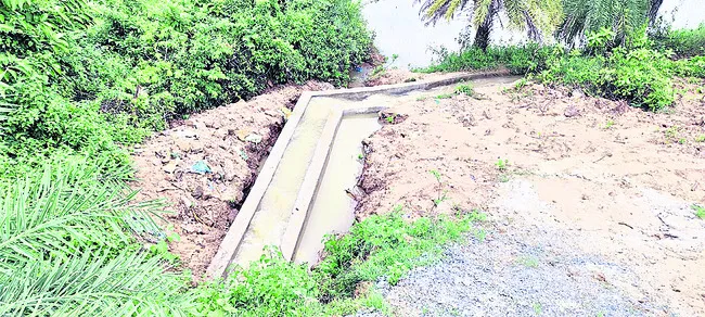 తెల్లవాగు చెరువు తూము లీకేజీ