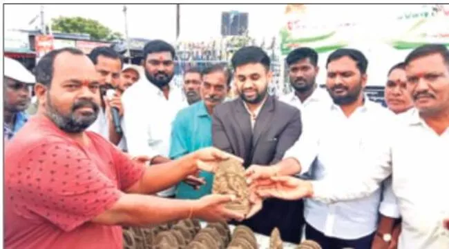 పర్యావరణ పరిరక్షణలో భాగస్వాములు కావాలి