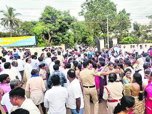 బాధిత కుటుంబాన్ని ఆదుకోవాలి