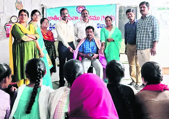 విద్యార్థులు సేవాభావం అలవర్చుకోవాలి