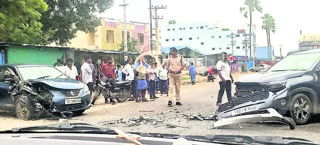 ఎదురెదురుగా ఢీకొన్న కార్లు