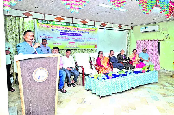 విద్యతోనే ఉత్తమ భవిష్యత్‌ 