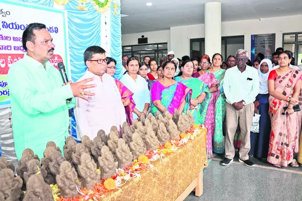 మట్టి వినాయకులను ప్రతిష్టించండి