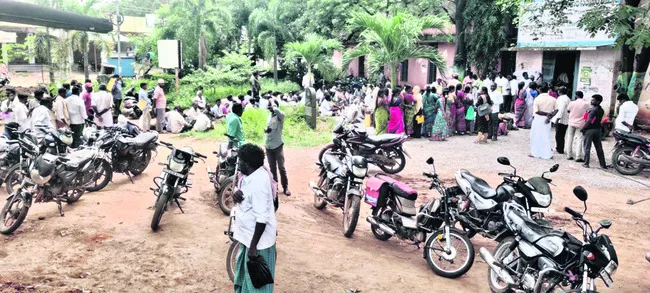 యూరియా కోసం తప్పని తిప్పలు