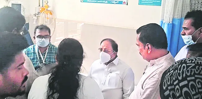 రోడ్డు ప్రమాదంలో అధికారికి గాయాలు 