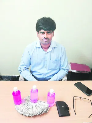 లంచం తీసుకుంటూ ఏసీబీకి చిక్కిన ఉద్యోగి