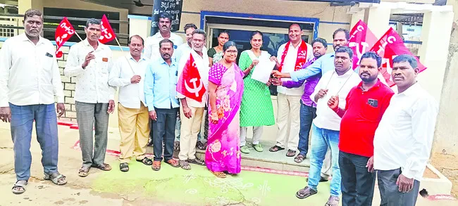 కార్మికుల సమస్యలు పరిష్కరించాలి