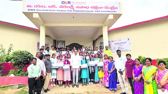 శిక్షణ కేంద్రాలతో యువతకు ఉపాధి