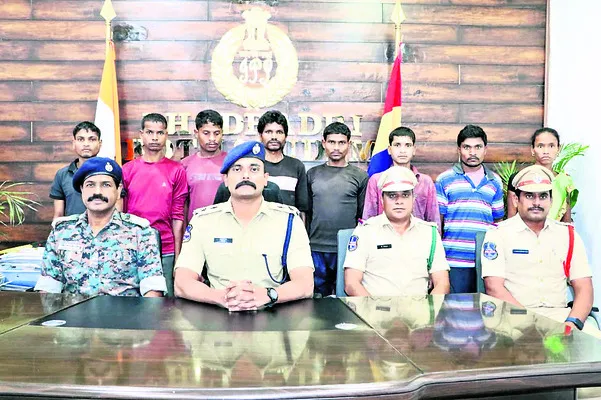 8 మంది మావోయిస్టుల లొంగుబాటు