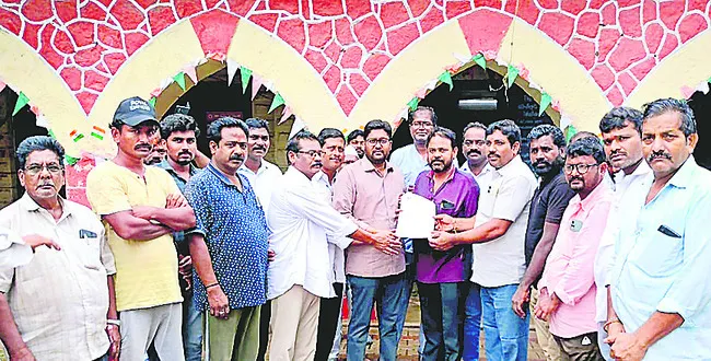 మాకు జీవనోపాధి కల్పించాలి