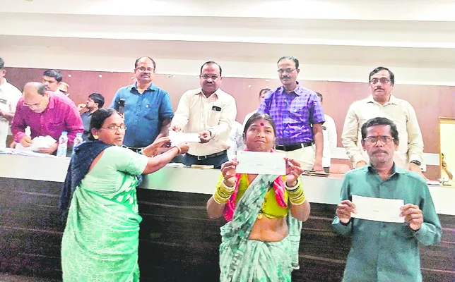 పరిహారం చెక్కుల పంపిణీ