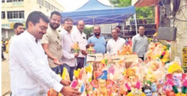 మార్కెట్లో సందడి