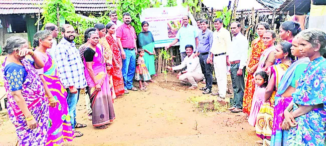 ప్రతి ఒక్కరూ మొక్కలు నాటాలి