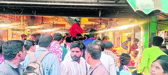 పండగ రోజు జేబులకు చిల్లు