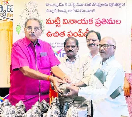 చందన, సీఎంఆర్లో మట్టి ప్రతిమల పంపిణీ