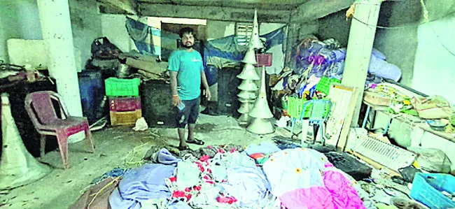 సౌండ్ సిస్టం పరికరాలు చోరీ