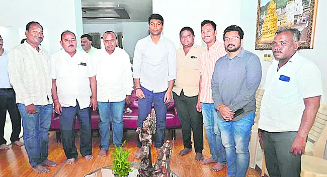 మోసపోయాం.. ఆదుకోండి