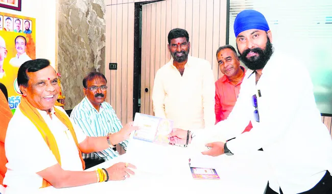 పది కౌంటర్లు..700 గణేశ్ మండపాలకు చందాలు