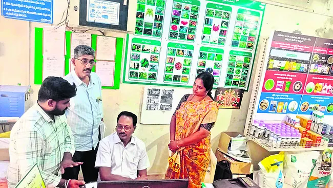 ఆర్ఎస్కేల్లో యూరియా పంపిణీ