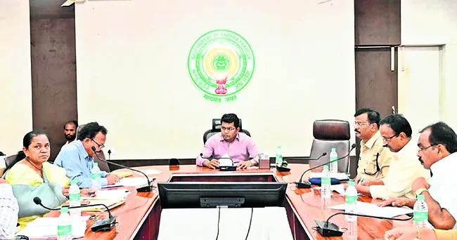 పారిశ్రామికవేత్తల దరఖాస్తులకు అనుమతులు జారీ చేయాలి