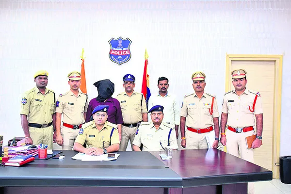 సీఏ చదువుతూ సైబర్‌రక్రైమ్స్‌