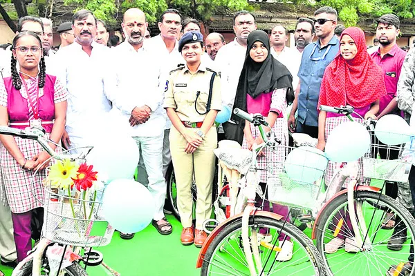 బ్రాండెడ్ సైకిళ్లు ఇస్తున్నా