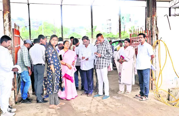 బ్యాటరీలు ఎత్తుకెళ్తున్నారు!