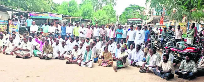 యూరియా కోసం రోడ్డెక్కిన అన్నదాతలు