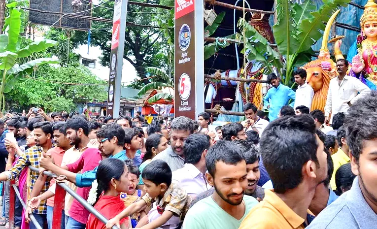 Khairtabad: దర్శనానికి వచ్చి క్యూలైన్‌లో ప్రసవించిన మహిళ