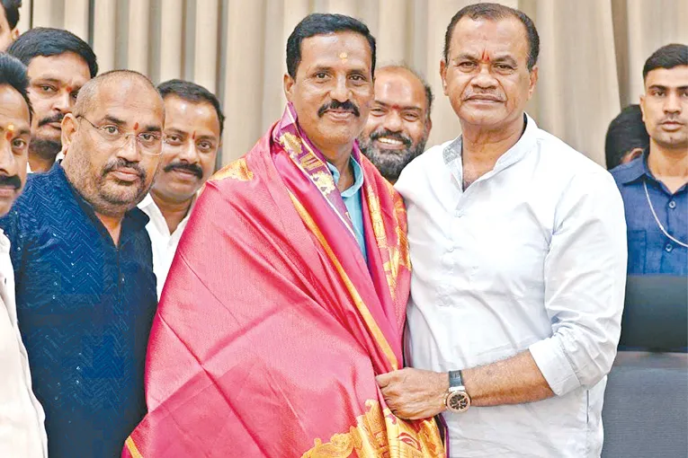 సాక్షి ఫొటోగ్రాఫర్‌ భజరంగ్‌ ప్రసాద్‌కు మంత్రి సన్మానం