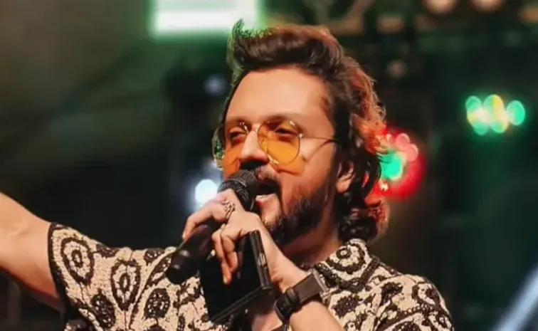 లైవ్‌ ఈవెంట్‌లో కుప్పకూలిన నటుడు, వెంటిలేటర్‌పై చికిత్స
