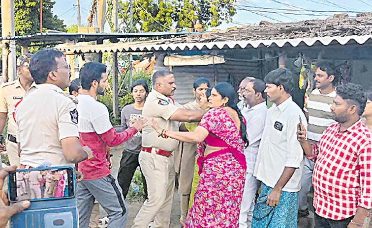 పచ్చఖాకీ.. దౌర్జన్యకాండ
