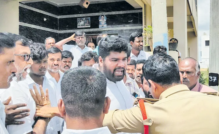 పోలీసుల సాక్షిగా.. టీడీపీ నేతల గూండాగిరీ