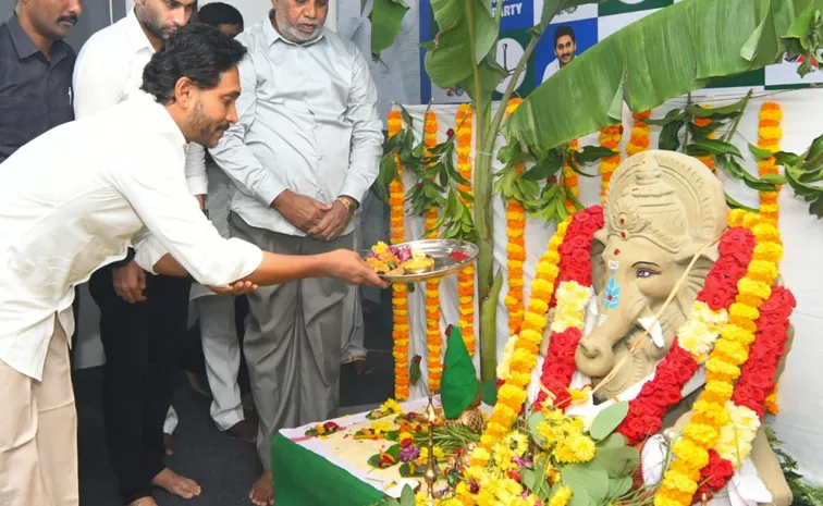 వినాయక చవితి పూజల్లో వైఎస్‌ జగన్‌